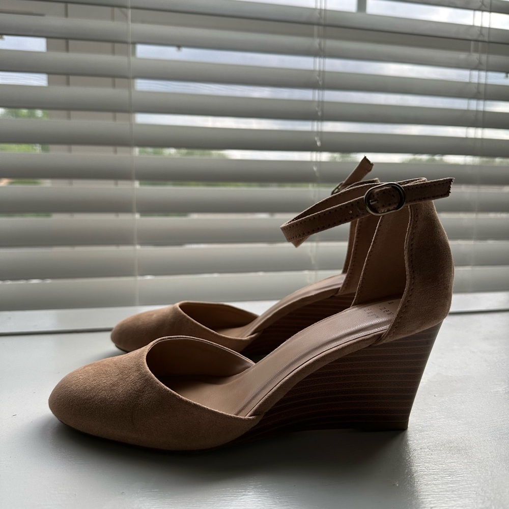 Closed toed heel